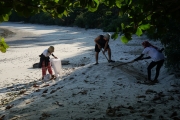 Xúc động ngày tình nguyện "đỡ đẻ" cho rùa biển Côn Đảo