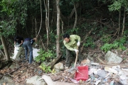 Thực hiện thu gom, xử lý rác thải tại một số đảo nhỏ thuộc Vườn quốc gia Côn Đảo năm 2018
