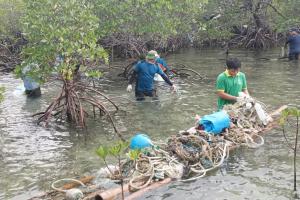 Thu gom rác đại dương tại Hòn Bảy Cạnh